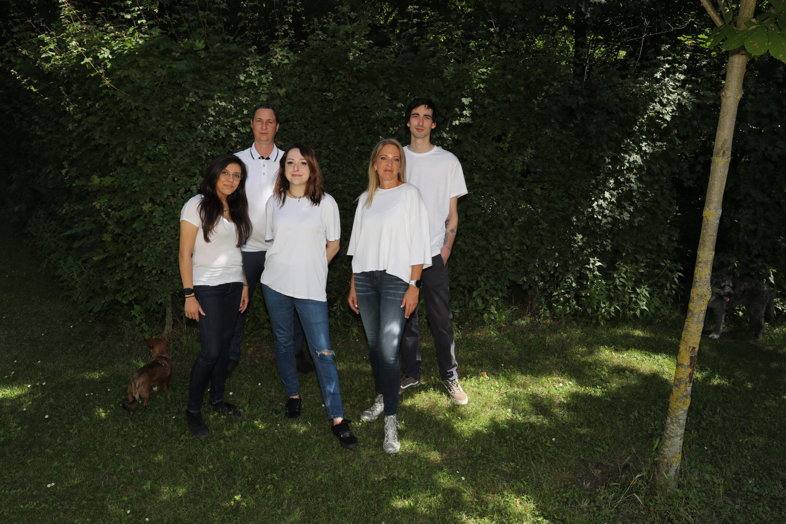 Team Foto, Karoline L., Susanne G., Bernhard A., Olivia G., Bernhard S. im Grünen